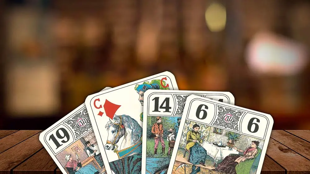 Cartes de tarot avec un fond flou